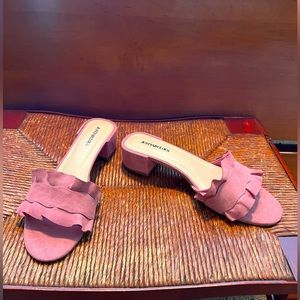 Dusty pink suede ruffle slides